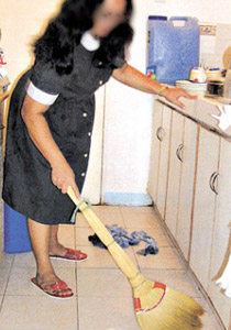 قمة العنف.. بحريني وزوجته يحبسان خادمتين 6 ايام بالحمام!! صورة رقم 1