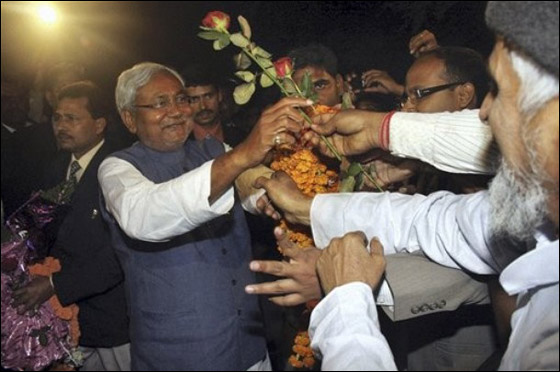 قطع اصبعه وأهداه لاله هندوسي احتفالا بفوز كومار بالانتخابات  صورة رقم 6