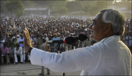 قطع اصبعه وأهداه لاله هندوسي احتفالا بفوز كومار بالانتخابات  صورة رقم 4