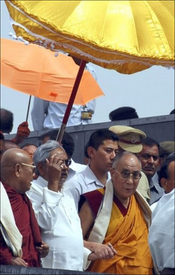 قطع اصبعه وأهداه لاله هندوسي احتفالا بفوز كومار بالانتخابات  صورة رقم 5