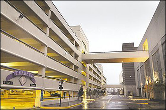 امريكية ترمي حفيدتها من مبنى مركز تجاري!!  صورة رقم 4