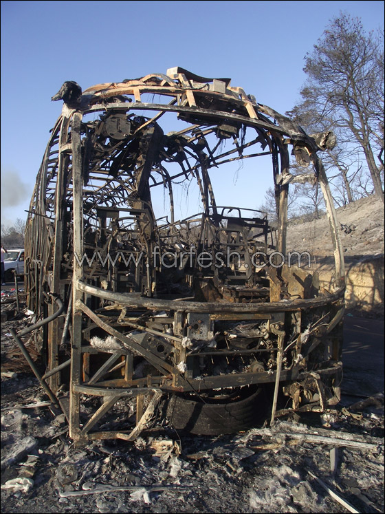 مسلسلات اون لاين يلتقط صورا للحافلة التي اشتعلت فيها النيران  صورة رقم 1