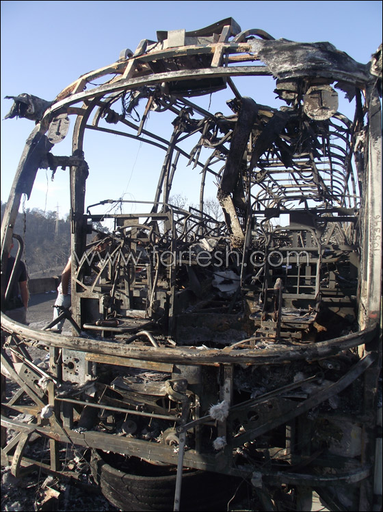 مسلسلات اون لاين يلتقط صورا للحافلة التي اشتعلت فيها النيران  صورة رقم 2