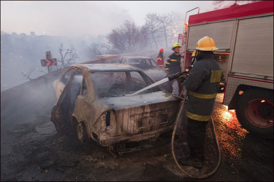 اتجاه الرياح وسرعتها تعيق السيطرة على النيران  صورة رقم 4