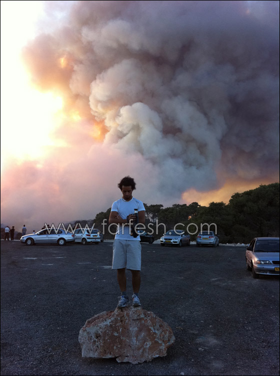 كارثة الكرمل تستقطب الناس لالتقاط صور تذكارية!  صورة رقم 15