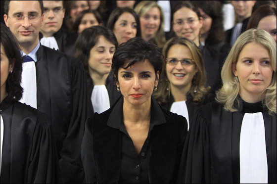 وزيرة العدل الفرنسية تقاضي مغني بتهمة.. السب والقذف!  صورة رقم 8