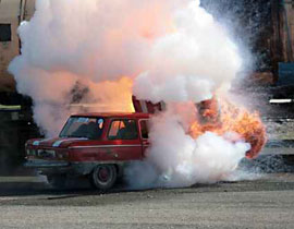 طفل مغامر ينجح في انقاذ شقيقته من حطام سيارة مشتعلة! صورة رقم 1