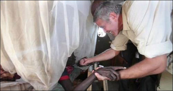 بالطريقة السودانية.. الترحيب بكلوني عن طريق البصق عليه! صورة رقم 4 بالطريقة السودانية.. الترحيب بكلوني عن طريق البصق عليه! صورة رقم 4