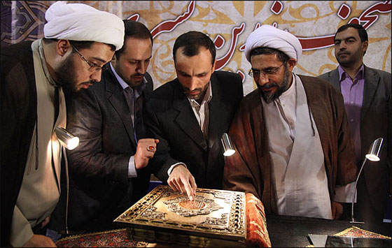 ازاحة الستار عن اول مصحف خشبي في ايران! صورة رقم 7 ازاحة الستار عن اول مصحف خشبي في ايران! صورة رقم 7