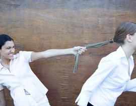 تشاجرتا على شاب بالاحذية وشد الشعر! صورة رقم 1 تشاجرتا على شاب بالاحذية وشد الشعر! صورة رقم 1