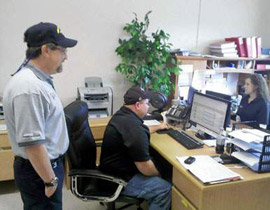 بسبب الكساد.. رئيس شركة يضحي بوظيفته من اجل موظفيه! صورة رقم 1 بسبب الكساد.. رئيس شركة يضحي بوظيفته من اجل موظفيه! صورة رقم 1