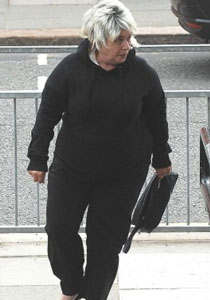 الحكم على بريطانية بالخدمة الاجتماعية لاحتفاظها بجثث اطفالها بخزانة صورة رقم 1