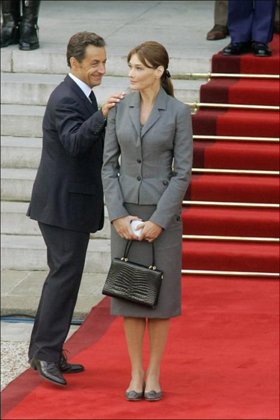 بروني توصي شيخا بالصلاة لينعم عليها الله بطفل من ساركوزي! صورة رقم 2 بروني توصي شيخا بالصلاة لينعم عليها الله بطفل من ساركوزي! صورة رقم 2