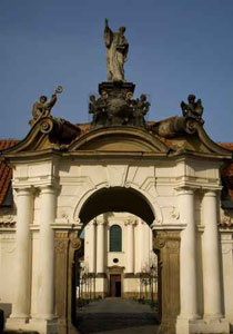 لأول مرة.. الامارات تفتتح دير مسيحي للزوار! صورة رقم 1