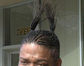 طرد أميركي من المحكمة بسبب.. تسريحة شعره! صورة رقم 1