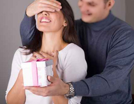 اراد مفاجأة زوجته بهدية في عيد ميلادها.. ففاجأته بانها متزوجة! صورة رقم 1