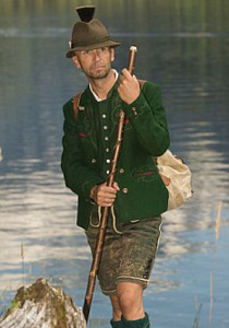 غنى بطريقة الآذان وغرّم بـ1000 دولار!! صورة رقم 1