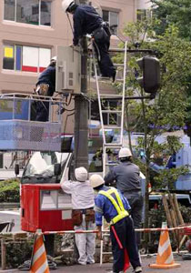 سحب السلم من تحته وتركه معلق على عامود الكهرباء لمدة ساعة! صورة رقم 1