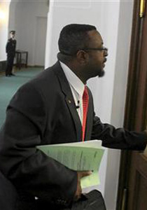 اول نائب هولندي اسود يصرح ان لونه ساعده ليكون مميز!! صورة رقم 1