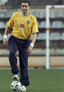 سرقة حذاء نجل الرئيس مبارك في المسجد يكسبه حب المصريين! صورة رقم 1