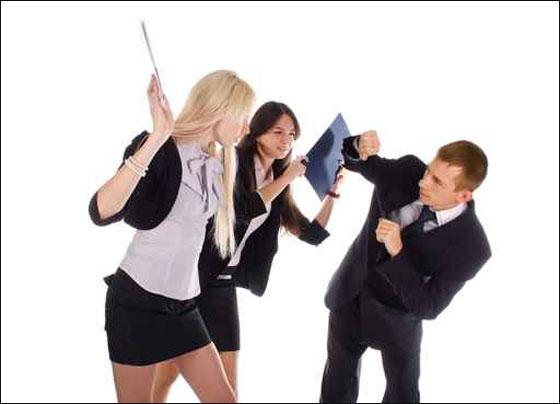 اراد فك مشاجرة زوجتيه بالمطار فاشبعوه ضربا! صورة رقم 1 اراد فك مشاجرة زوجتيه بالمطار فاشبعوه ضربا! صورة رقم 1