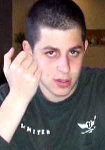 والد شاليط: قادة اسرائيل يفضلون نعوش الأسرى على حياتهم! صورة رقم 1 والد شاليط: قادة اسرائيل يفضلون نعوش الأسرى على حياتهم! صورة رقم 1