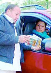 لص تائب يتنازل عن الاموال.. ويبيع قصته عند اشارات المرور! صورة رقم 1