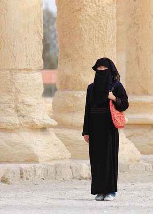 ارتدى النقاب وذهب الى منزل حبيبته للقائها.. فالقي القبض عليه! صورة رقم 1