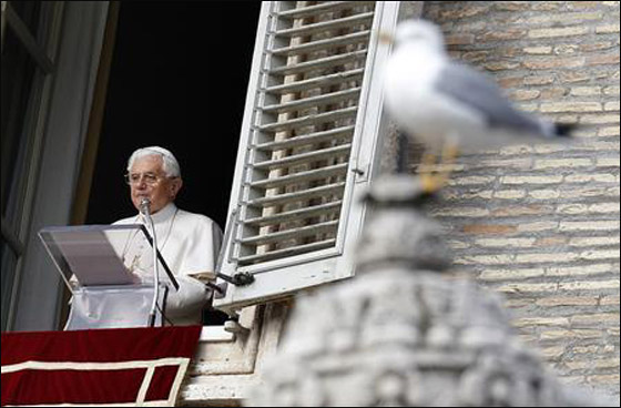 الحبر الاعظم يتناول 