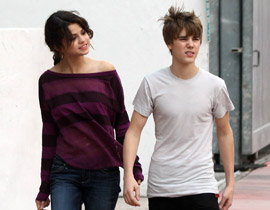 جاستن بيبر وسيلينا غوميز يتبادلون القبل الحارة صورة رقم 1 جاستن بيبر وسيلينا غوميز يتبادلون القبل الحارة صورة رقم 1