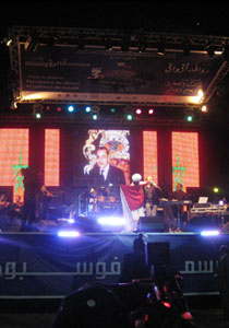 الفنان الجزائري فضيل يتهرب من حمل راية المغرب! صورة رقم 1 الفنان الجزائري فضيل يتهرب من حمل راية المغرب! صورة رقم 1