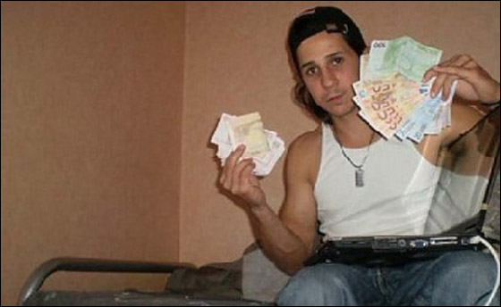 صوّر نفسه محاطا بأكوام من الأوراق النقدية فاعتقلته الشرطة!! صورة رقم 3