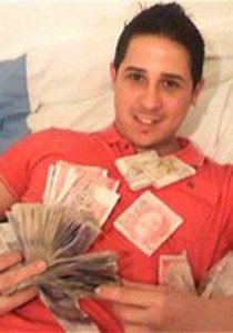 صوّر نفسه محاطا بأكوام من الأوراق النقدية فاعتقلته الشرطة!! صورة رقم 1