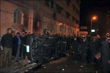 خلال تشييع جنازة ضحايا تفجير الاسكندرية: يحيا الهلال مع الصليب