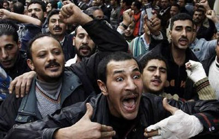 خلال تشييع جنازة ضحايا تفجير الاسكندرية: يحيا الهلال مع الصليب