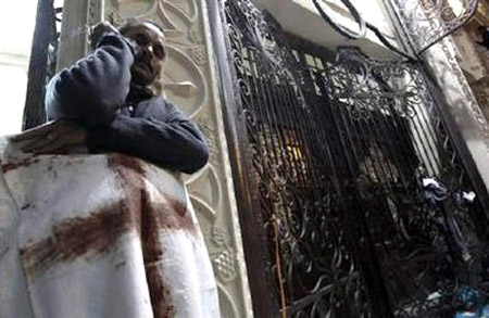 خلال تشييع جنازة ضحايا تفجير الاسكندرية: يحيا الهلال مع الصليب