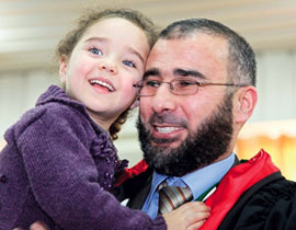 سجين أردني يتحدى الصعاب.. ويحصل على شهادة الدكتوراه!! صورة رقم 1