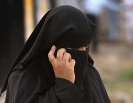 ارتدى النقاب وحذاء رجالي لمراقبة زوجته.. فافتضح امره! صورة رقم 1