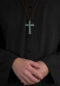 بعد تناولها الكحول.. قس يعتدي بشكل فاحش على امرأة داخل الكنيسة! صورة رقم 1