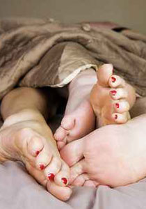 يجلب لزوجته الزبائن لتمارس الفجور ويختبىء هو تحت السرير! صورة رقم 1