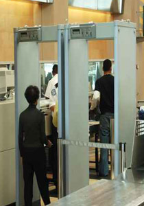 الامن العام الاسرائيلي يطلب من مراسلة الجزيرة خلع حمالة الصدر! صورة رقم 1