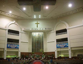 كنيسة بتدفع تعويضا لمقدمة برامج لاتهامها ببيع روحها للشيطان! صورة رقم 1