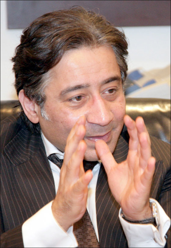 رجل الاعمال أحمد عز يوظف رجلا ليحمل له حذاءه في المسجد  صورة رقم 3