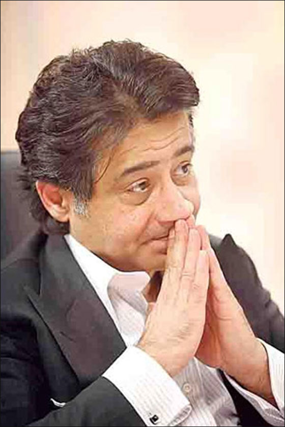 رجل الاعمال أحمد عز يوظف رجلا ليحمل له حذاءه في المسجد  صورة رقم 1