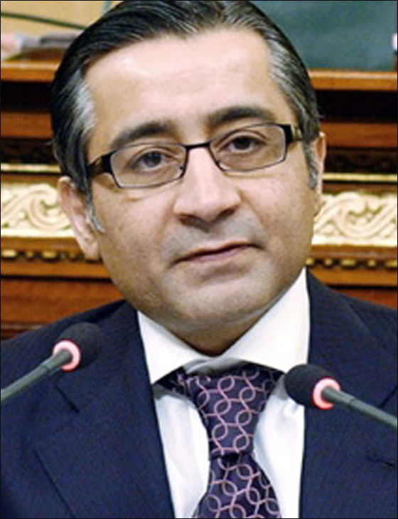 رجل الاعمال أحمد عز يوظف رجلا ليحمل له حذاءه في المسجد  صورة رقم 2