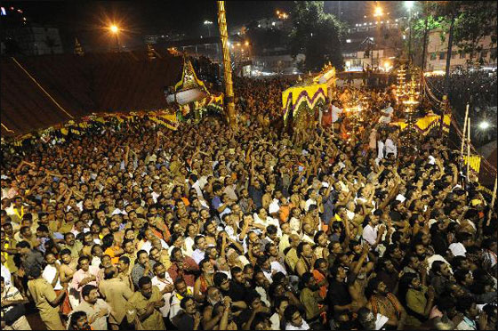 التدافع في احتفال ديني بالهند.. يتسبب بمقتل واصابة 169 شخص! صورة رقم 3