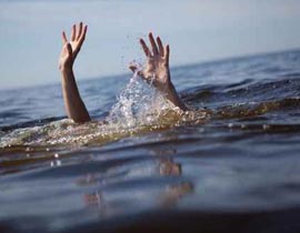 مصيبة.. حاول الاب انقاذ ابنه من امواج البحر فغرقا معاً!! صورة رقم 1 مصيبة.. حاول الاب انقاذ ابنه من امواج البحر فغرقا معاً!! صورة رقم 1