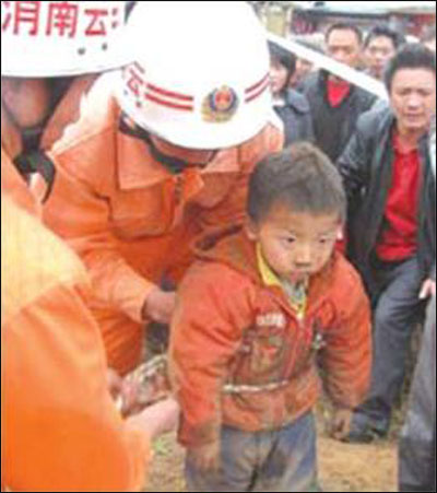 انقاذ طفل سقط في بئر عميقة بعدما أمضى بها 48 ساعة! صورة رقم 2