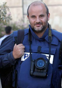 بعد  تجاوز زوار صفحته المليونين عبد ربه يفتتح معرضا في فرنسا! صورة رقم 1