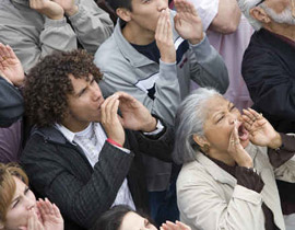 مسن من ذوي الاحتياجات الخاصة قيد نفسه بسلاسل احتجاجا على بطالته صورة رقم 1